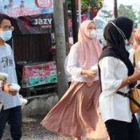 Rineka Sunda saat Berbagi Ta’jil dan Masker